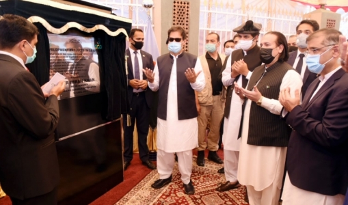 Prime Minister Imran Khan and Major General Shahid Siddeeq unveiling the plaque. (Left to Right) Major General Shahid Siddeeq, P